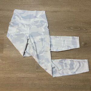 90 Degree By Reflex Leggings - White & Gray camo size small in great condition